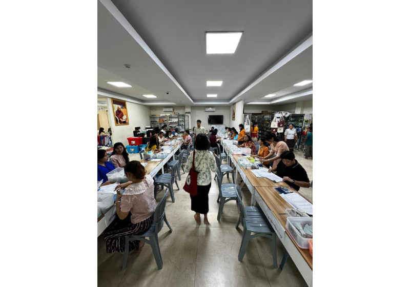 အနုဂ္ဂဟအသင်း Volunteer များ နှင့် အတူစာမေးပွဲဖြေဆိုခွင့် ကတ်ပြားလာရောက်ထုတ်ယူနေကြသည့် စာဖြေ ကြမည့် ပုဂ္ဂိုလ်များ